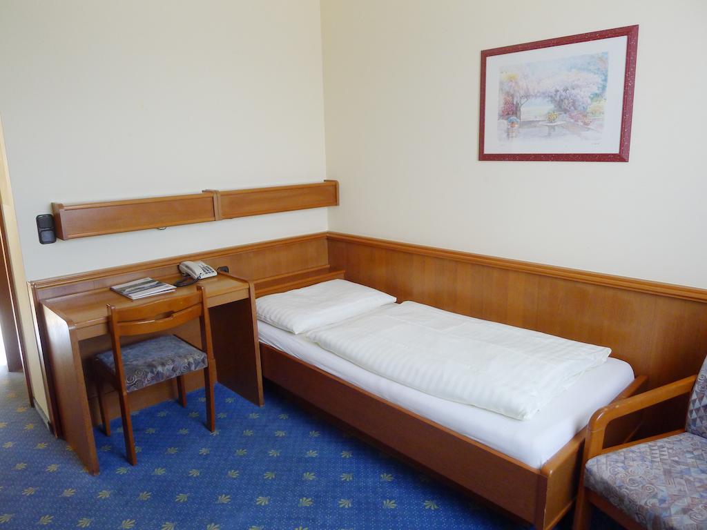 Hotel Restaurant Boeck "Roter Hahn" Sankt Poelten Room photo